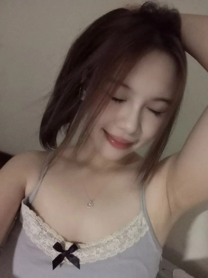 Em bé 18 tuổi nhiều nước và không có lông, cô ấy thực sự giỏi chơi với hai lỗ, sử dụng máy mát-xa và dương vật giả để làm cho âm hộ của cô ấy chảy ra chất dịch màu trắng